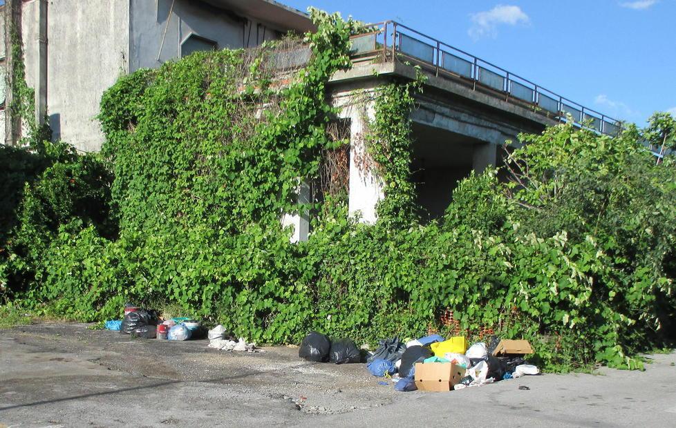«Via della Formica, una discarica» 