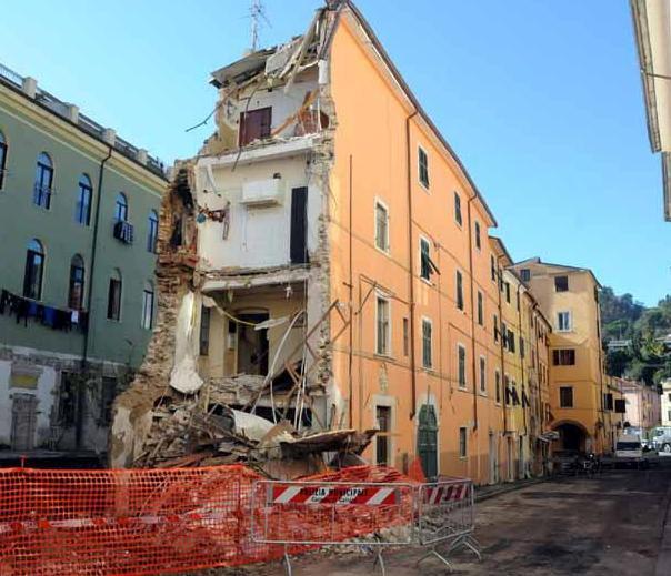Crollo via Carriona, consulenti difesa al contrattacco