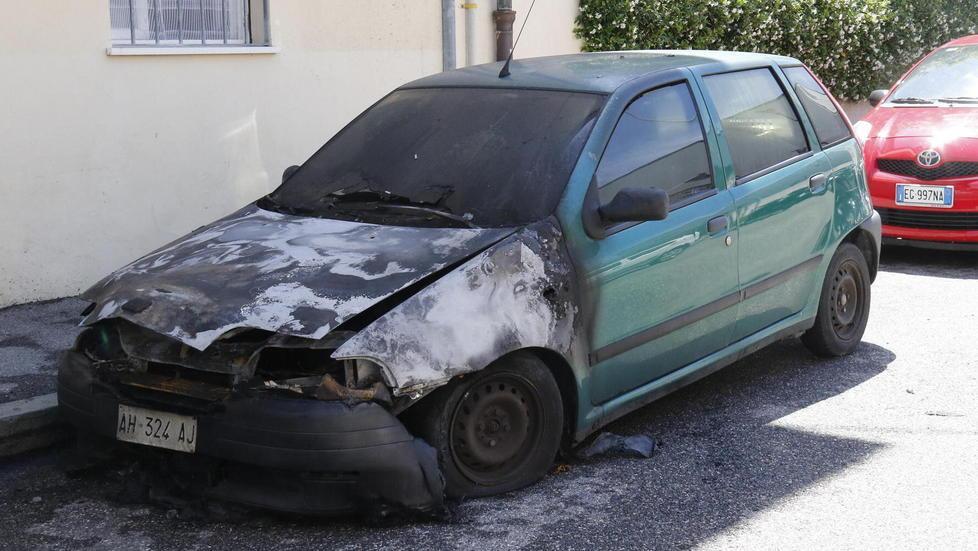 Auto in fiamme, indaga la polizia 