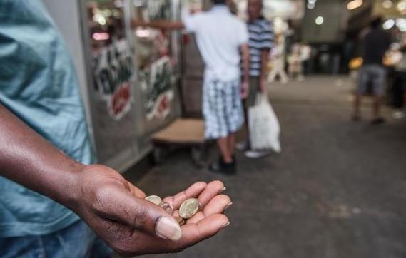 Ordinanza anti elemosina Serra: l’ha chiesta la città 