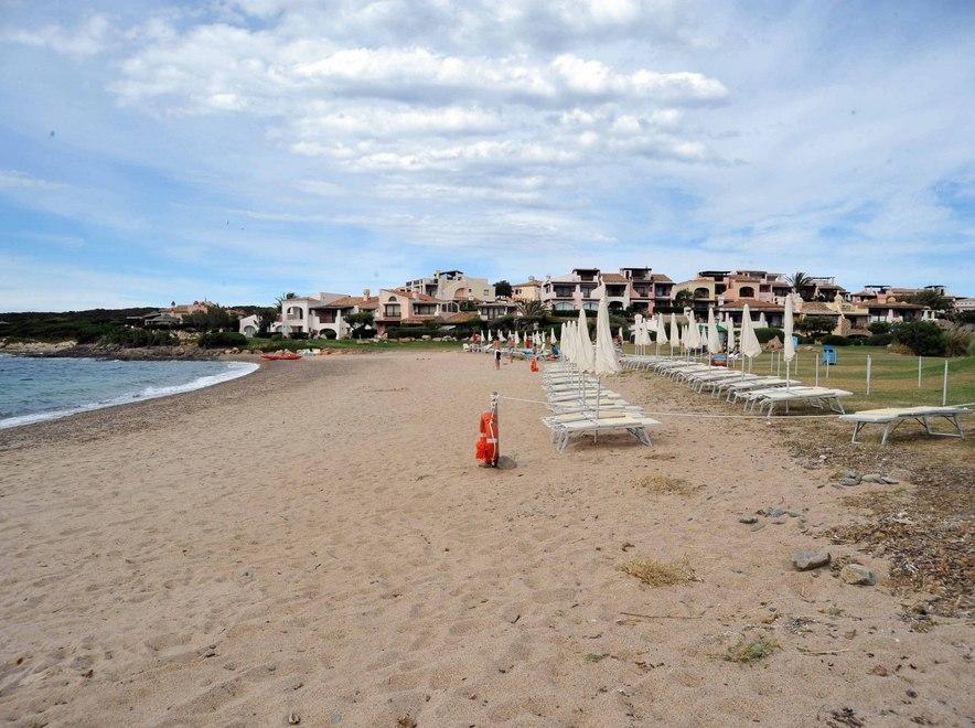 Porto Cervo, la spiaggia della Costa Smeralda “rifatta” con sabbia di cava 