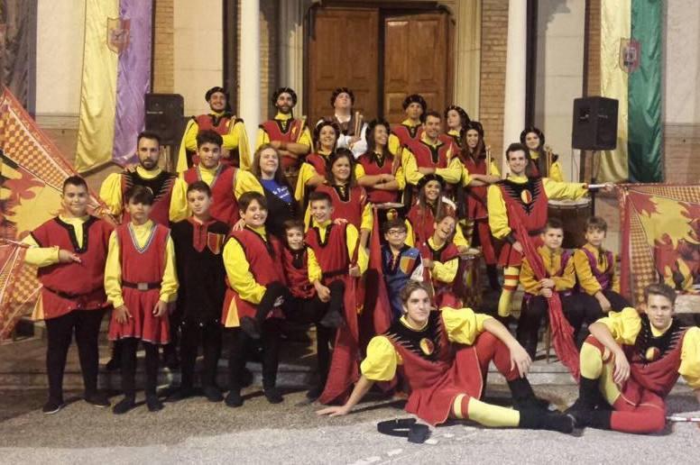 La piazza Mazzini diventa per una sera scenario medievale 