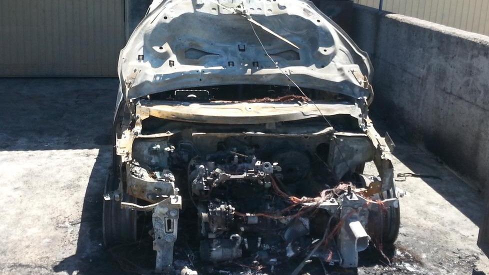 Auto in fiamme, indagano i carabinieri