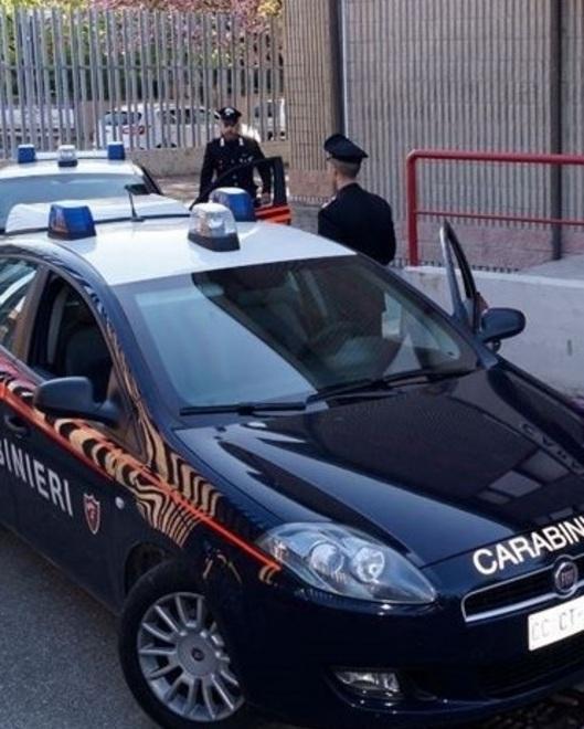 Le chiedono un’informazione e le strappano l’orologio