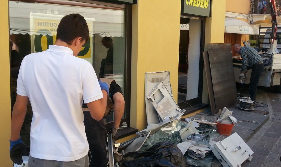 Fanno esplodere il bancomat 
