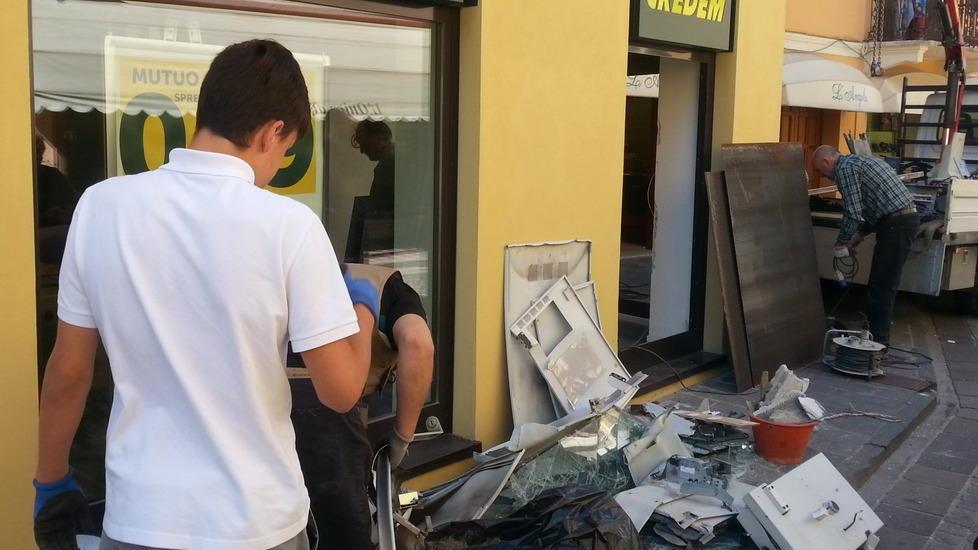Fanno esplodere il bancomat