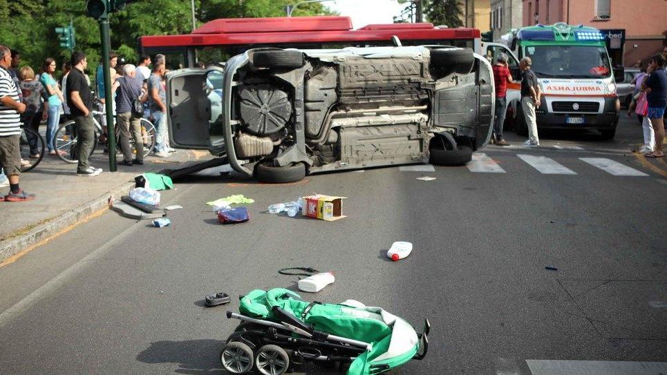 Schianto, paura per due bimbi