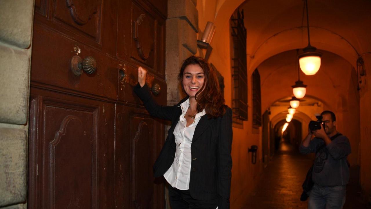 Il sindaco Susanna Ceccardi bussa alla porta del Comune (foto Silvi)