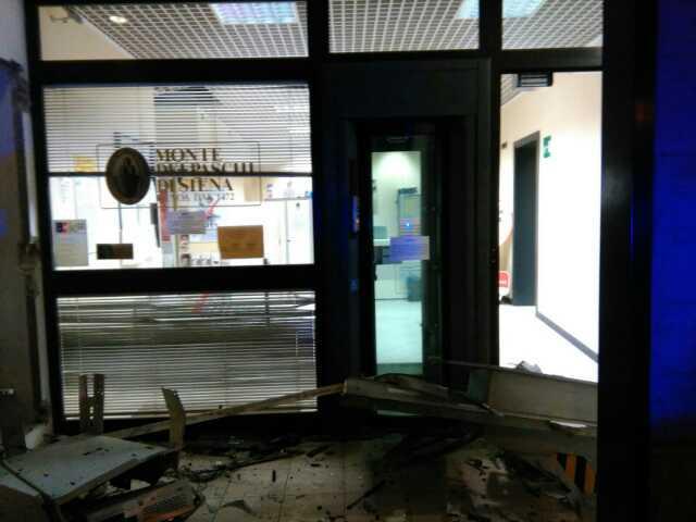Colpo grosso in banca nella notte