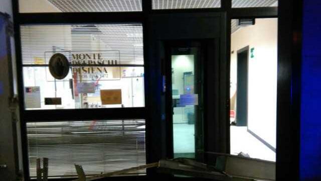 Colpo grosso in banca nella notte