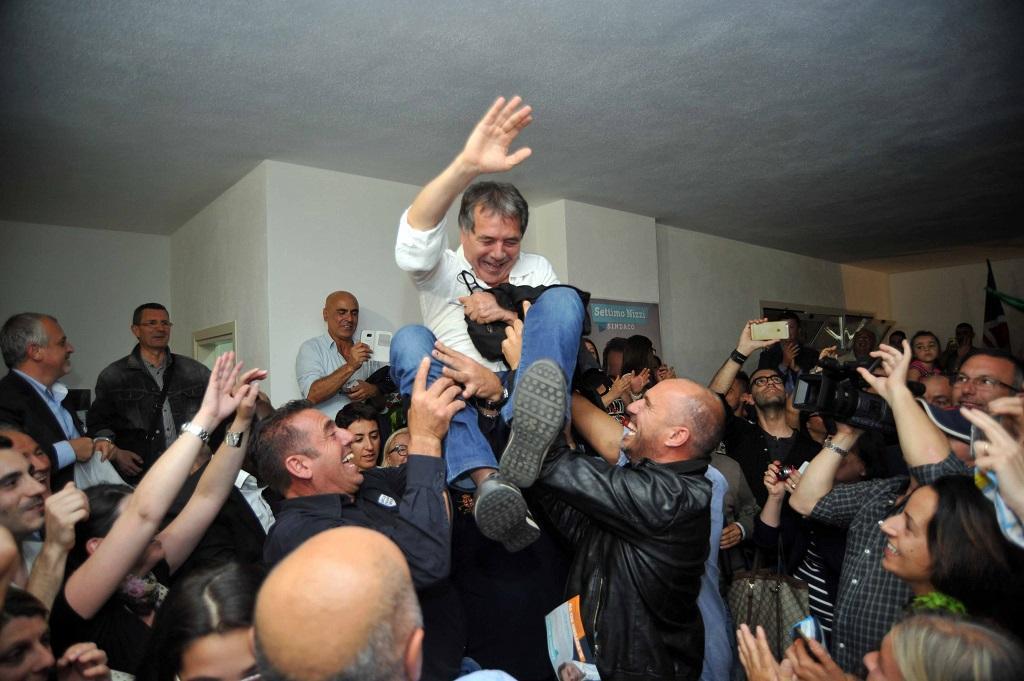 Settimo Nizzi festeggiato dai suoi sostenitori