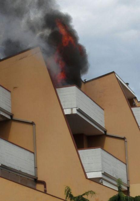 Giovane morto nel rogo. Tre appartamenti inagibili 