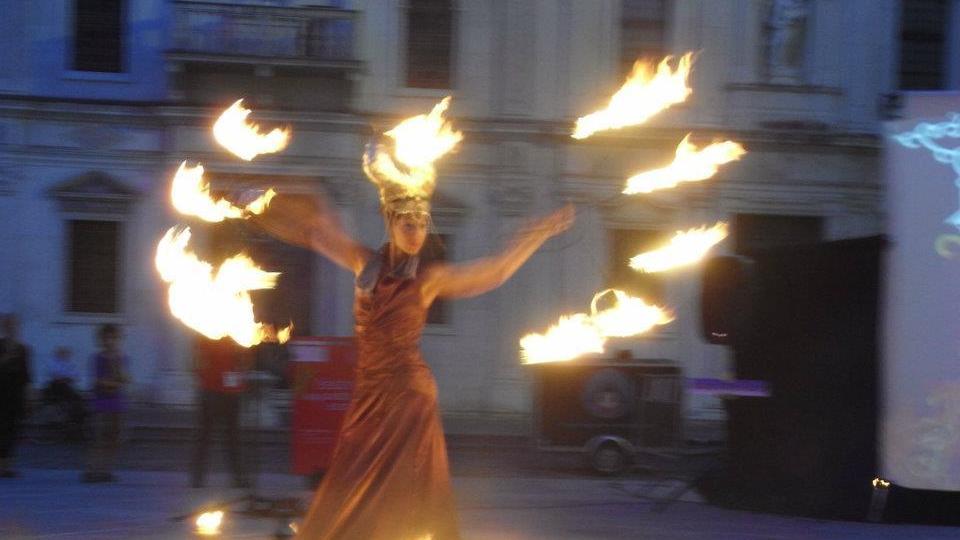 Giocolieri e teatro di strada in piazza delle Carceri a Prato
