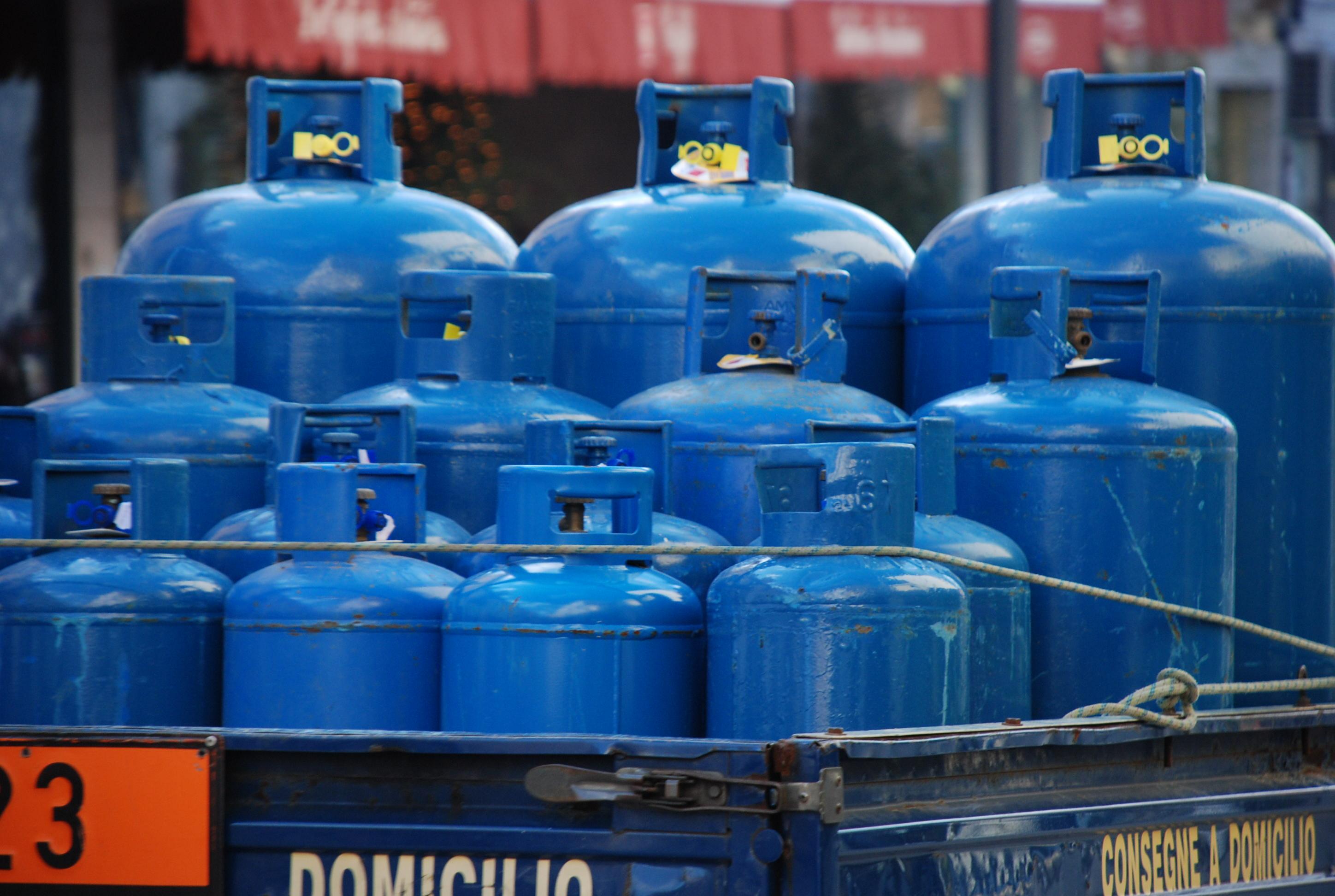 Cagliari, maxi sequestro di bombole in depositi illegali: quattro denunce