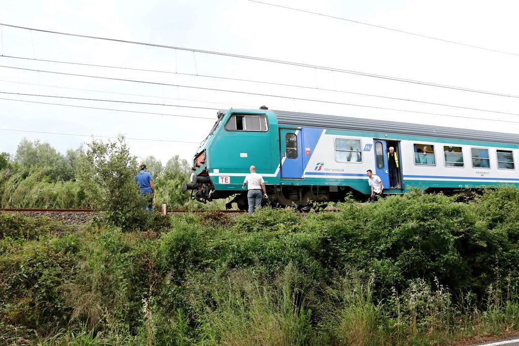 Il treno fermo tra Chioma e Castiglioncello