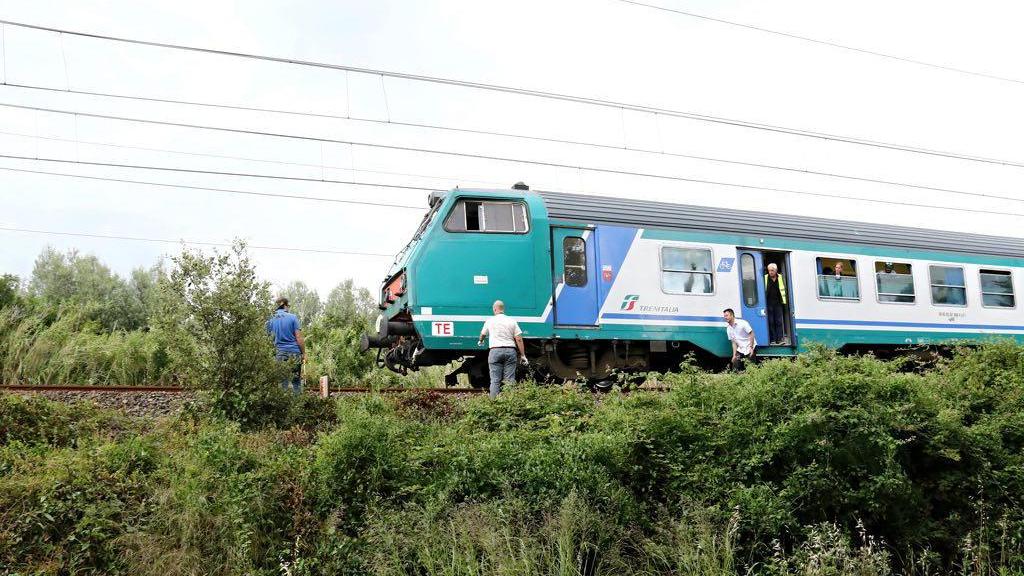 Il treno fermo tra Chioma e Castiglioncello