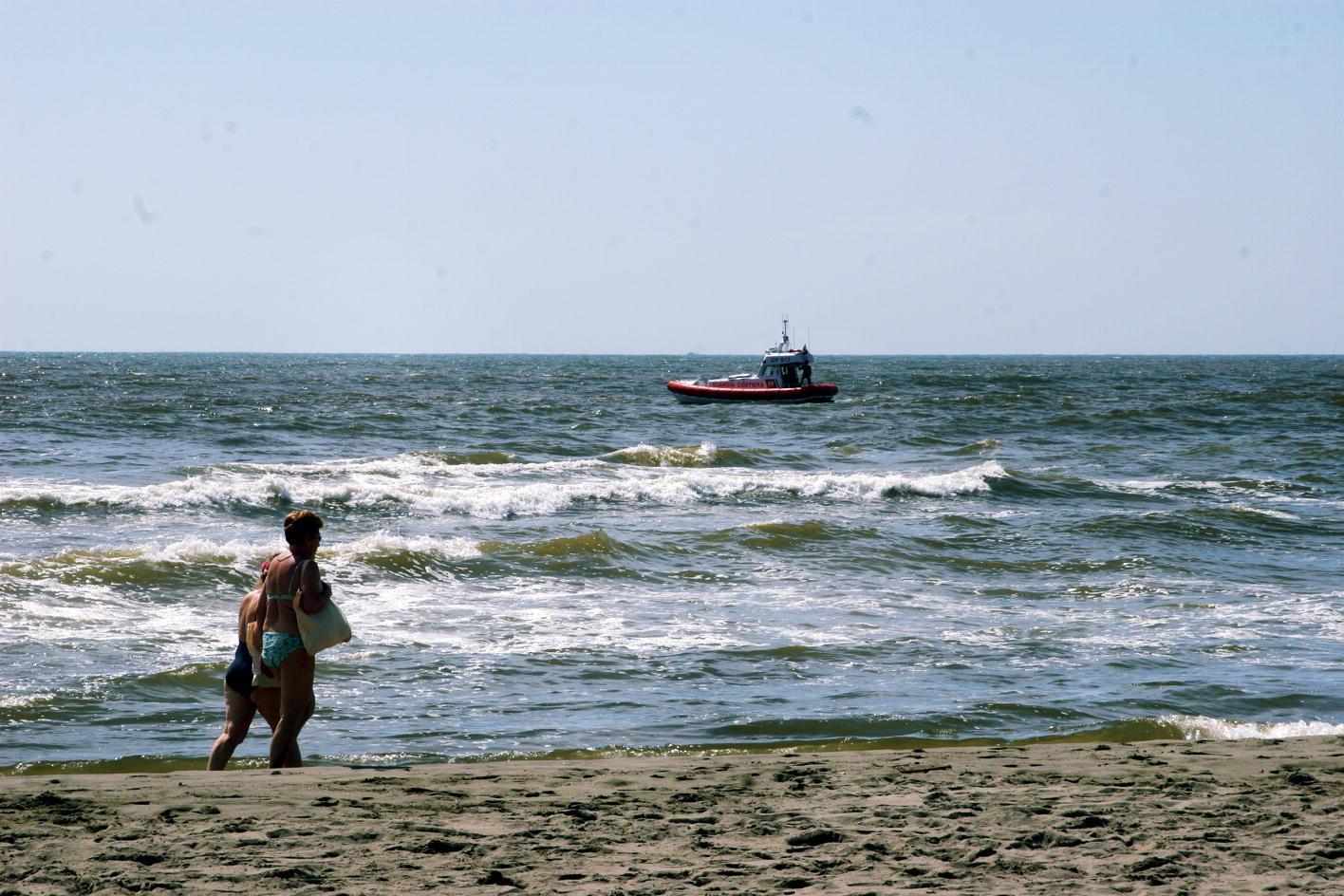 Viareggio, mamma si getta fra le onde per salvare un bimbo in difficoltà