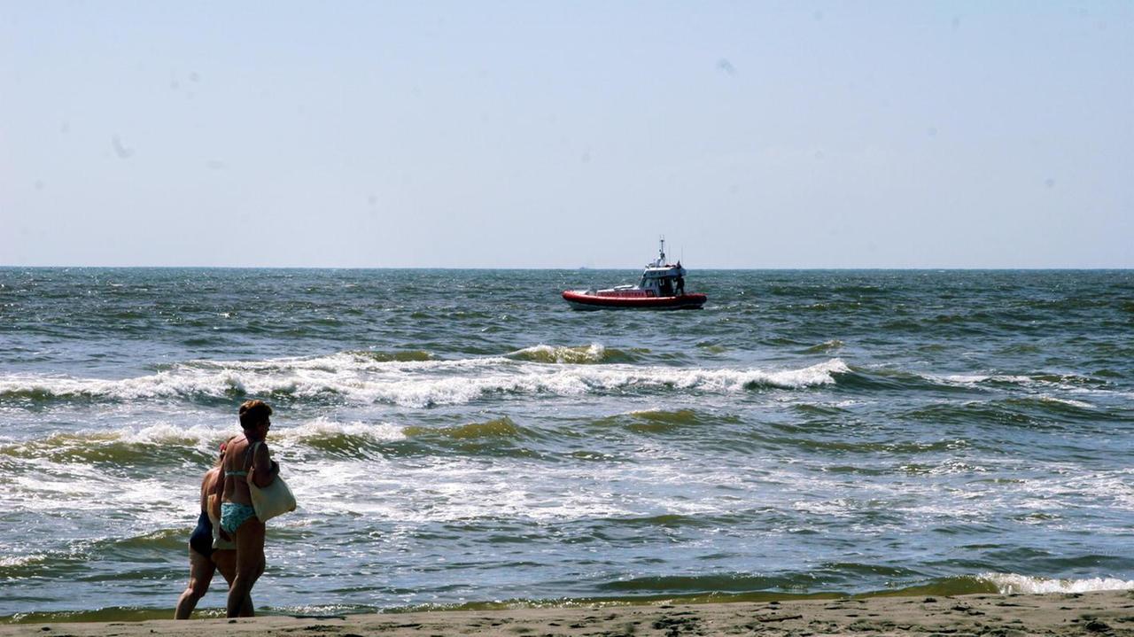 Viareggio, mamma si getta fra le onde per salvare un bimbo in difficoltà