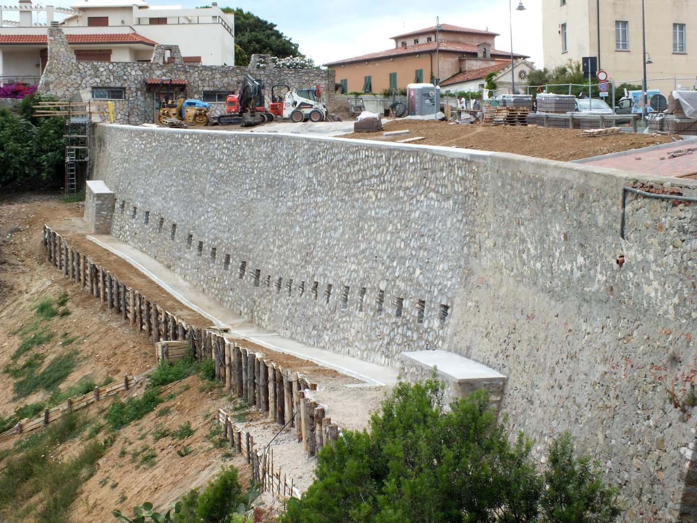 La falesia e il muro ricostruito (foto Pabar)