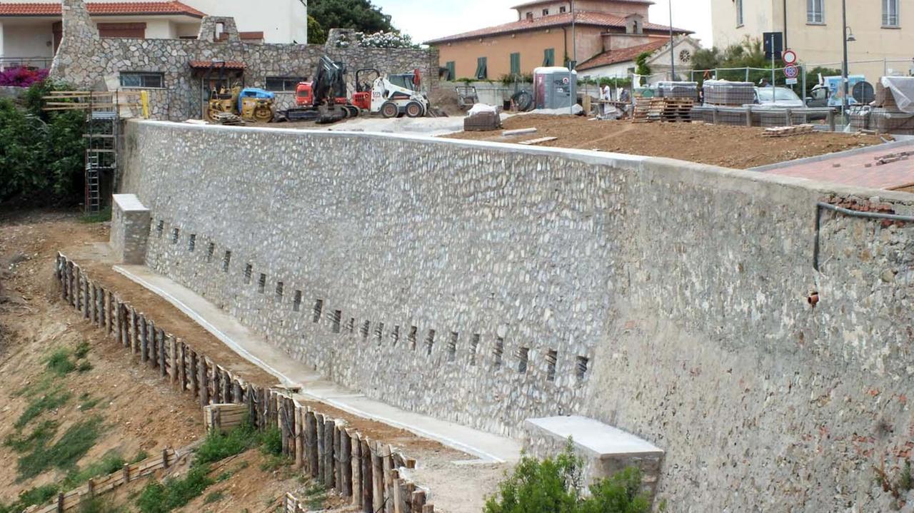 La falesia e il muro ricostruito (foto Pabar)