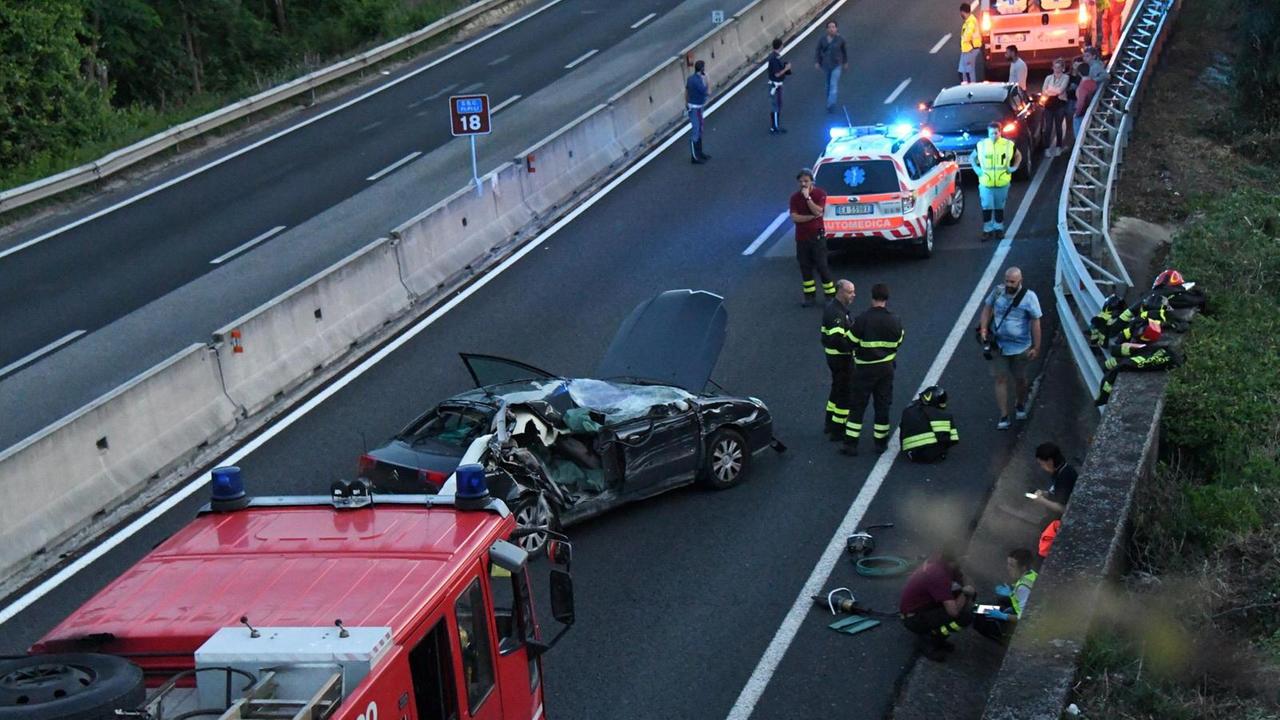 La scena dell'incidente sulla Firenze-Pisa-Livorno (Foto Franco Silvi)