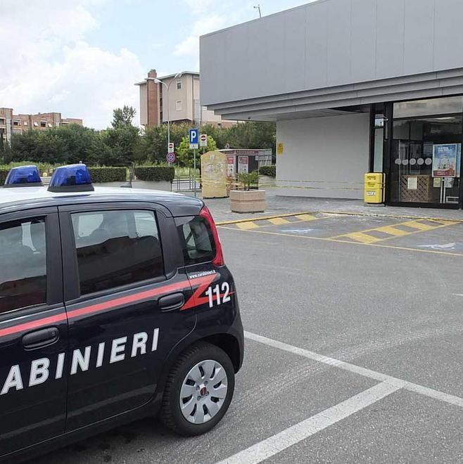 Si spezza il cavo e il colpo al bancomat fallisce con una fuga 