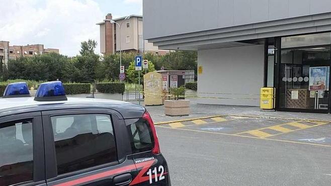 Si spezza il cavo e il colpo al bancomat fallisce con una fuga