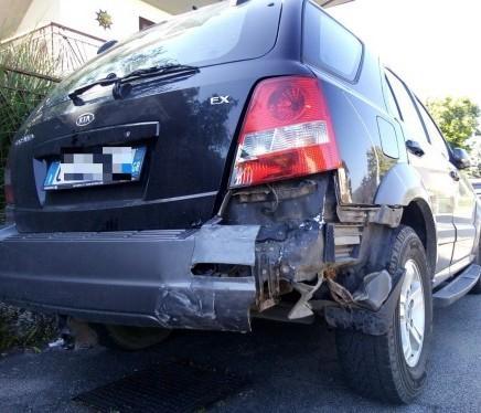 Sbatte contro una Kia e scappa: caccia alla Punto 
