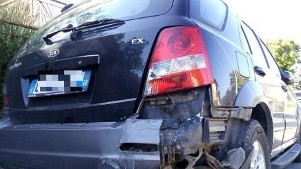 Sbatte contro una Kia e scappa: caccia alla Punto