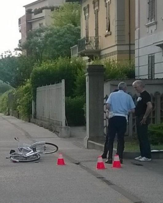 La grata di scolo si stacca e la bici si ribalta 