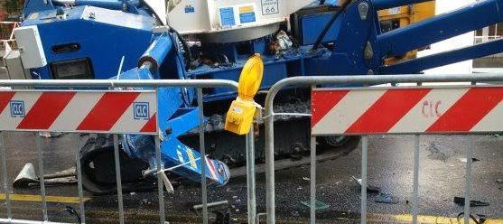 Va a sbattere in auto contro la gru 