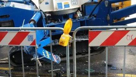 Va a sbattere in auto contro la gru