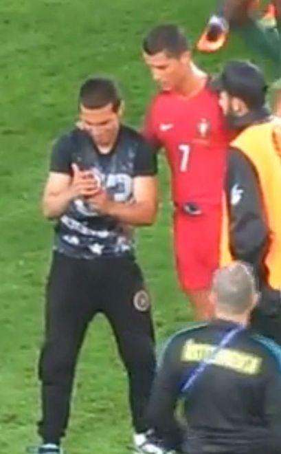 Scatta la multa per il selfie in campo 