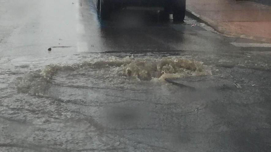 Un’ora di pioggia, strade allagate