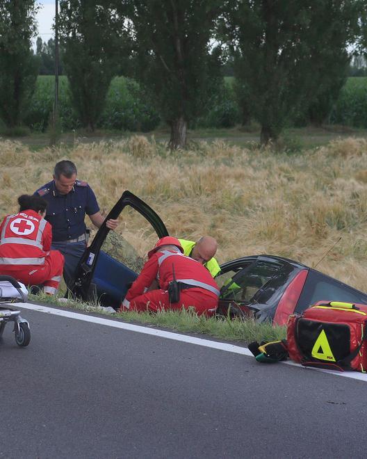 Esce di strada e finisce in un fossato