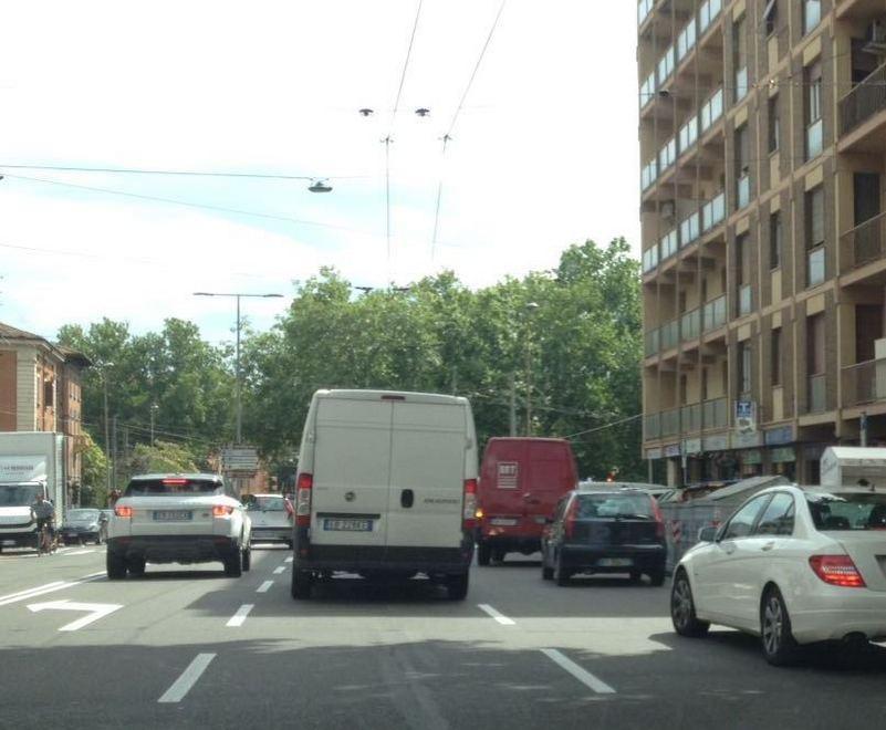 Al Gallo brutta abitudine della doppia fila