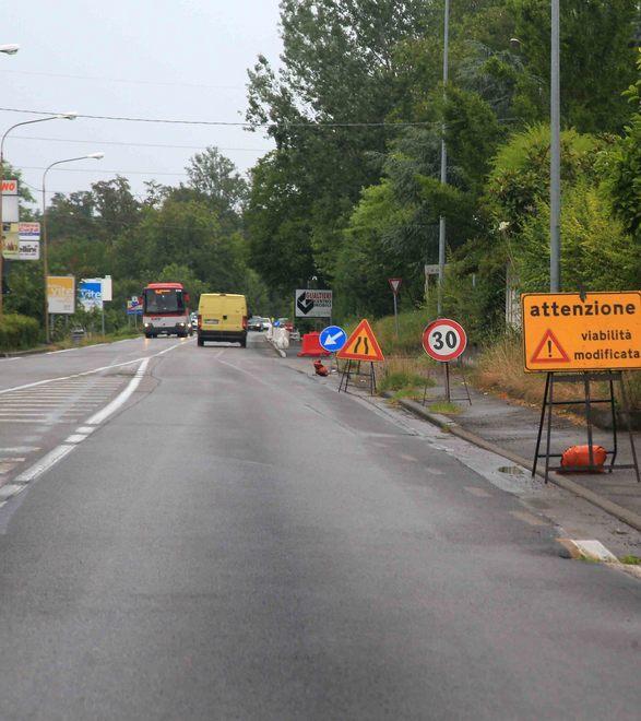 Una pista ciclabile monca «Così non serve a niente»
