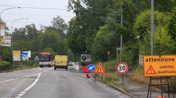 Una pista ciclabile monca «Così non serve a niente»