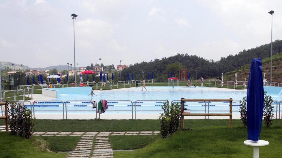 Piscine in ginocchio in attesa del bel tempo