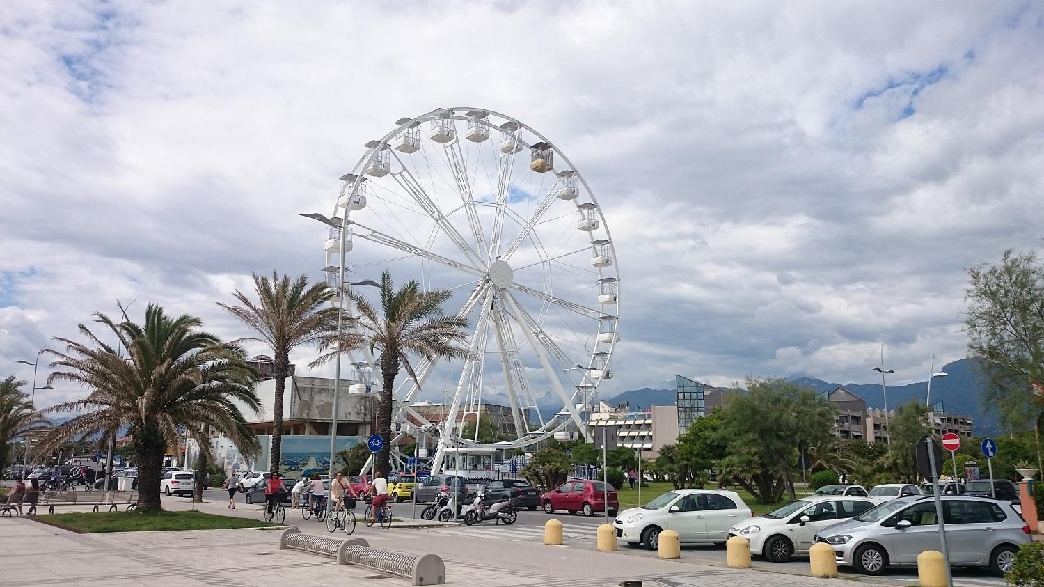 La ruota panoramica resterà a Lido di Camaiore fino alla fine di agosto