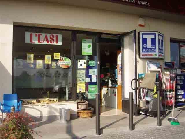 Tombino contro la vetrata del bar Oasi: rubati sigarette e grattini