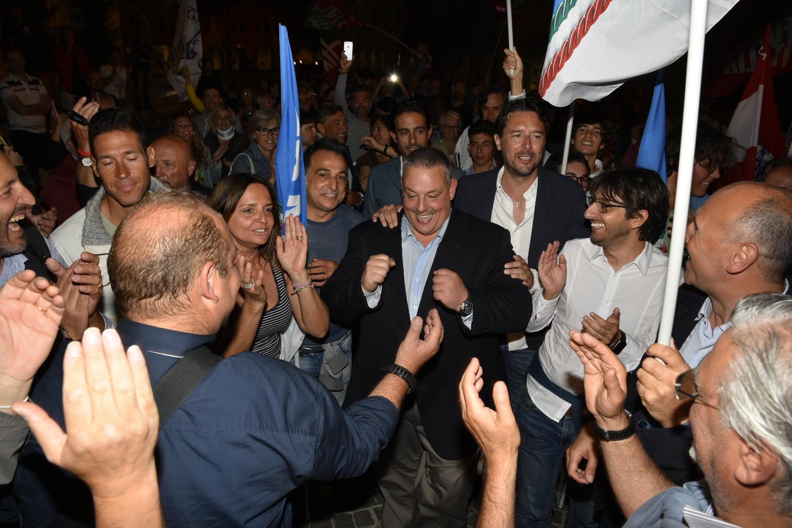 Antonfrancesco Vivarelli Colonna festeggia con i suoi sostenitori dopo il successo al ballottaggio