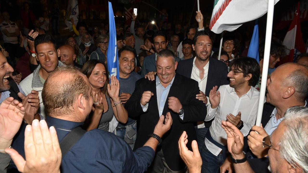Antonfrancesco Vivarelli Colonna festeggia con i suoi sostenitori dopo il successo al ballottaggio