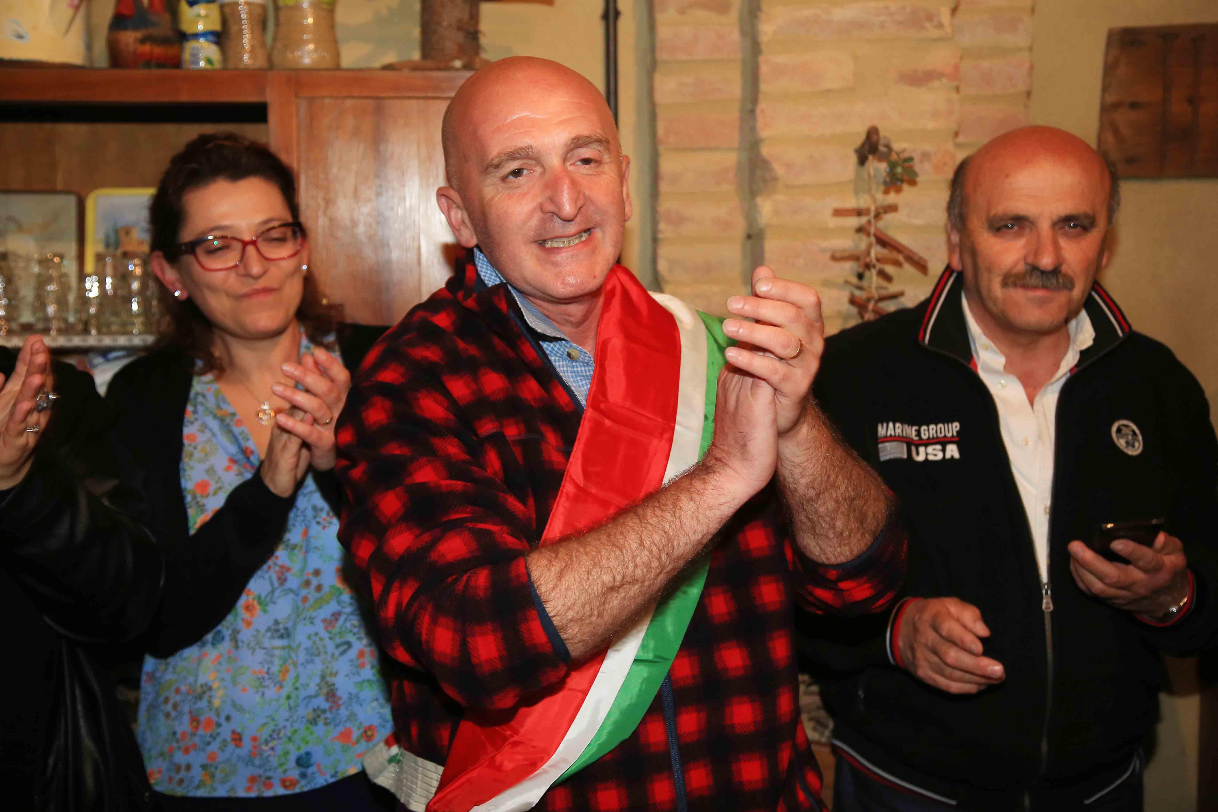 Paccio sindaco e la fascia al contrario