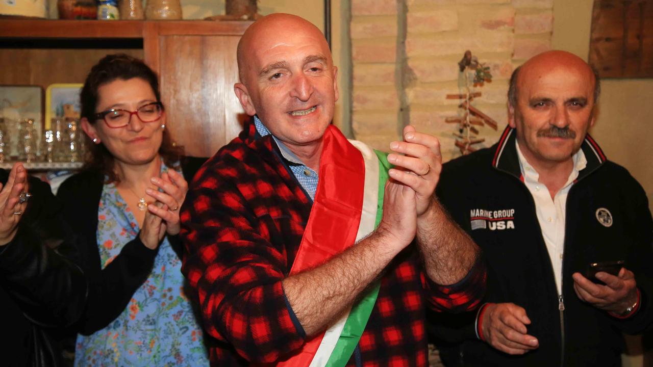 Paccio sindaco e la fascia al contrario