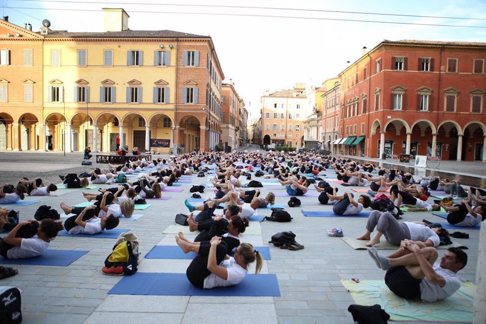 Piazza Roma a Modena: una immensa palestra per lo yoga 