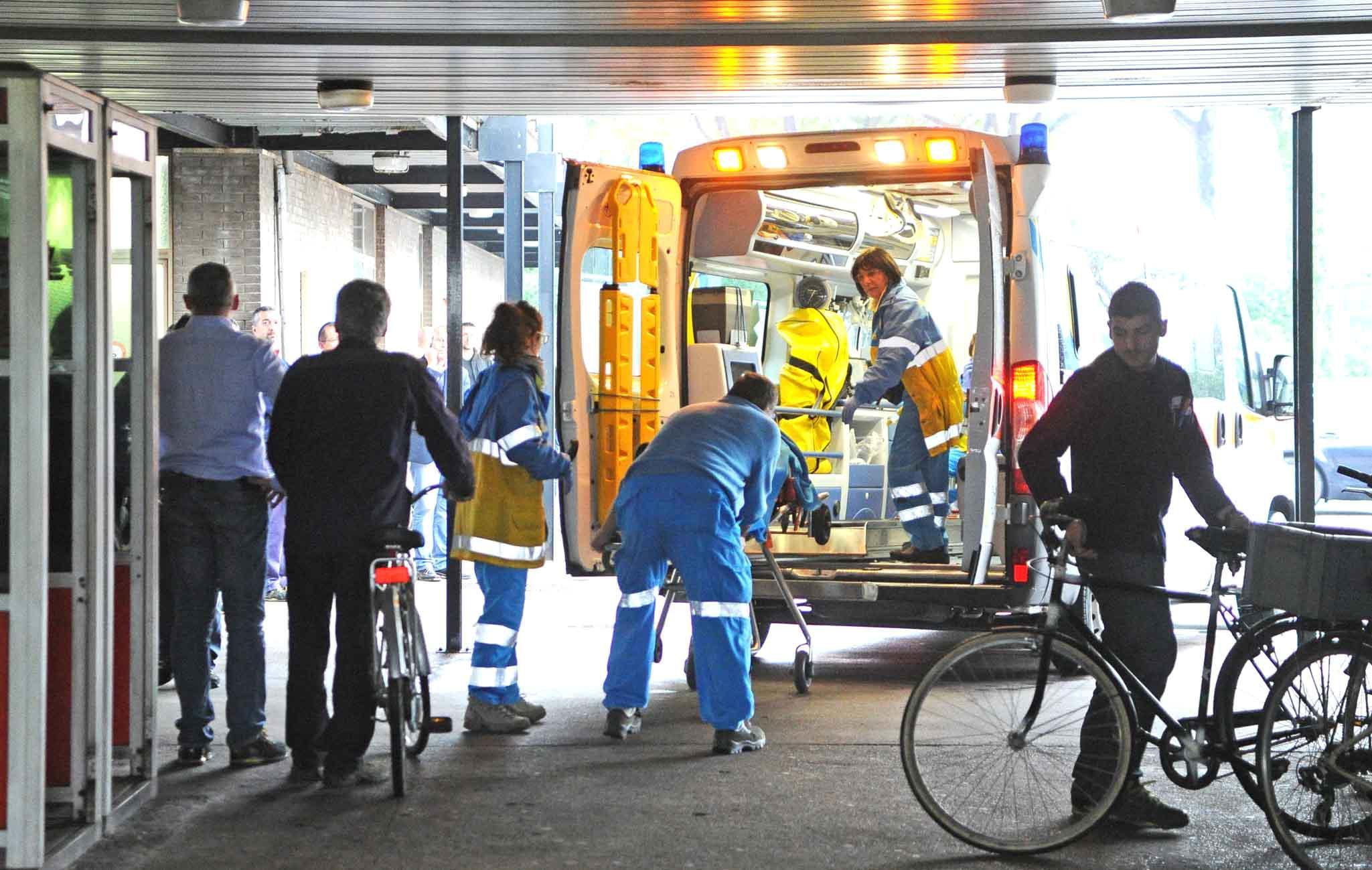 Un'ambulanza della Misericordia al Pronto soccorso (foto d'archivio)