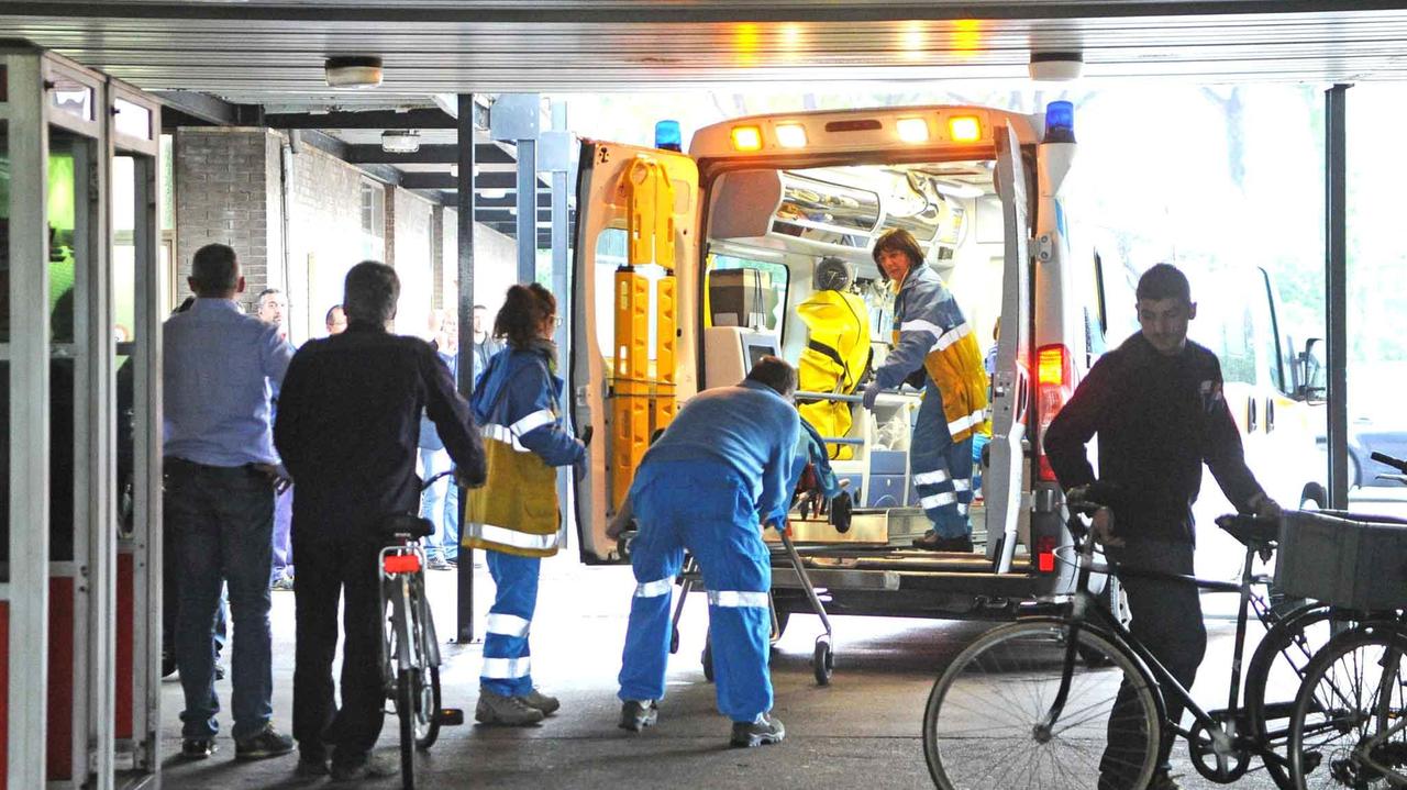 Un'ambulanza della Misericordia al Pronto soccorso (foto d'archivio)