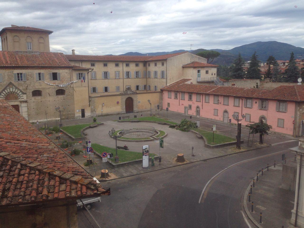 Una veduta dall'alto di piazza San Niccolò senza più alberi