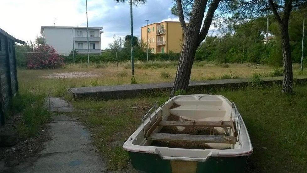 La barca abbandonata nell’area verde su via del Lungomare